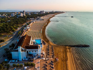 İtalya 'nın Lignano Sabbiadoro sahilinin havadan görünüşü.