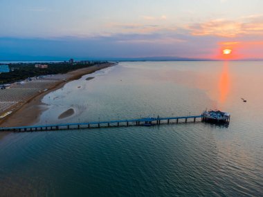 Lignano Sabbiadoro sahilinin üzerinde güzel bir gün doğumu..