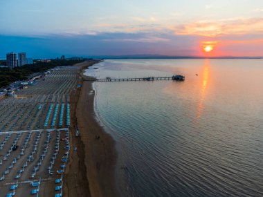 Lignano Sabbiadoro sahilinin üzerinde güzel bir gün doğumu..