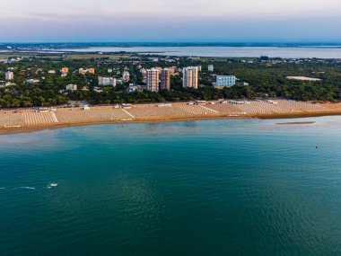 İtalya 'nın Lignano Sabbiadoro sahilinin havadan görünüşü.
