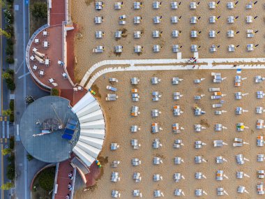Güneşin doğuşundan Lignano Sabbiadoro sahiline bakın..