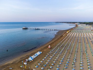 İtalya 'nın Lignano Sabbiadoro sahilinin havadan görünüşü.