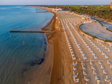 İtalya 'nın Lignano Sabbiadoro sahilinin havadan görünüşü.