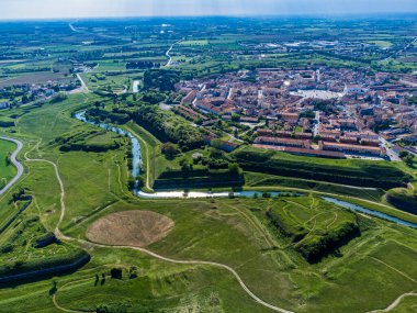 Palmanova, Udine, İtalya. O dönemin örnek bir takviye projesi 1593 'te, Aerial View' da ortaya kondu.