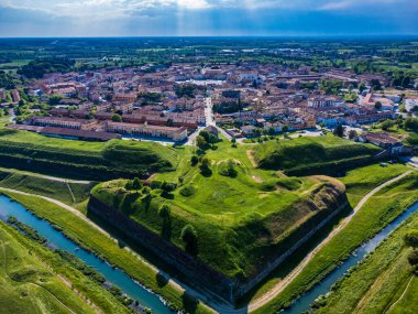 Palmanova, Udine, İtalya. O dönemin örnek bir takviye projesi 1593 'te, Aerial View' da ortaya kondu.