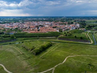 Palmanova, Udine, İtalya. O dönemin örnek bir takviye projesi 1593 'te, Aerial View' da ortaya kondu.