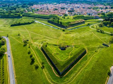 Palmanova, Udine, İtalya. O dönemin örnek bir takviye projesi 1593 'te, Aerial View' da ortaya kondu.