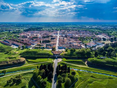 Palmanova, Udine, İtalya. O dönemin örnek bir takviye projesi 1593 'te, Aerial View' da ortaya kondu.