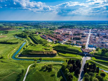 Palmanova, Udine, İtalya. O dönemin örnek bir takviye projesi 1593 'te, Aerial View' da ortaya kondu.