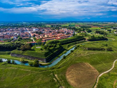 Palmanova, Udine, İtalya. O dönemin örnek bir takviye projesi 1593 'te, Aerial View' da ortaya kondu.