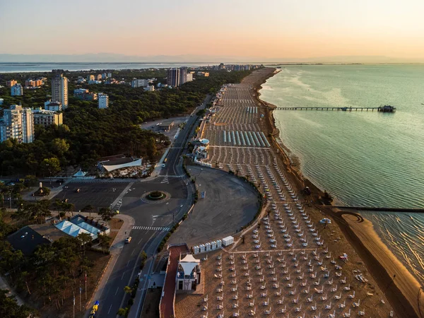 İtalya 'nın Lignano Sabbiadoro sahilinin havadan görünüşü.