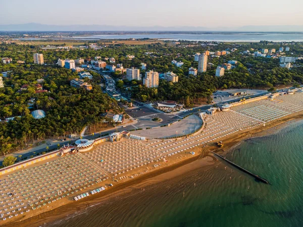 İtalya 'nın Lignano Sabbiadoro sahilinin havadan görünüşü.