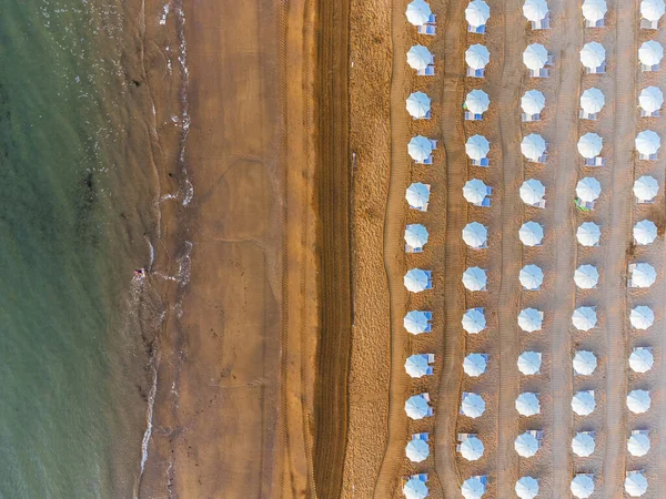 View Top Sunbeds Umbrellas Beach Lignano Sabbiadoro — Stok fotoğraf