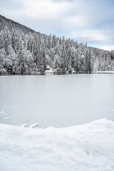 красивый зимний пейзаж с замерзшим озером и заснеженными деревьями