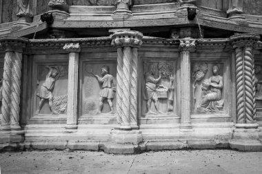 Perugia, İtalya - 23 Haziran 2022: Antik kentte çeşmeli merkez meydan