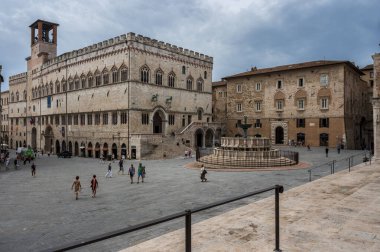 Perugia, İtalya - 23 Haziran 2022: Antik kentte çeşmeli merkez meydan