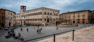Perugia, İtalya - 23 Haziran 2022: Antik kentte çeşmeli merkez meydan