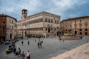 Perugia, İtalya - 23 Haziran 2022: Antik kentte çeşmeli merkez meydan