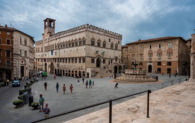 Perugia, İtalya - 23 Haziran 2022: Antik kentte çeşmeli merkez meydan