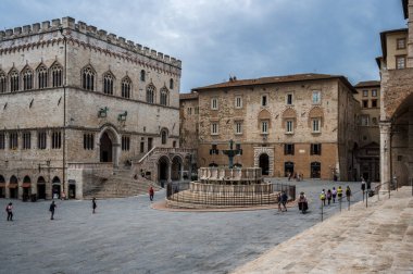 Perugia, İtalya - 23 Haziran 2022: Antik kentte çeşmeli merkez meydan