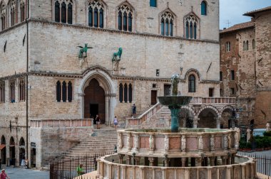 Perugia, İtalya - 23 Haziran 2022: Antik kentte çeşmeli merkez meydan