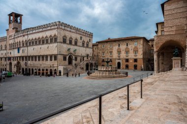 Perugia, İtalya - 23 Haziran 2022: Antik kentte çeşmeli merkez meydan