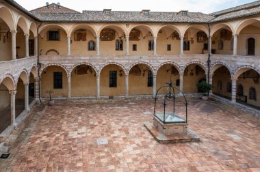 Assisi, İtalya 'daki güzel şapel binasının manzarası.