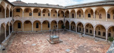 Assisi, İtalya 'daki güzel şapel binasının manzarası.