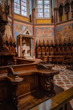 Assisi, İtalya - 23 Haziran 2022: Antik İtalyan katedralinin içi