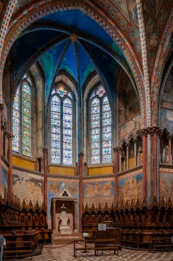 Assisi, İtalya - 23 Haziran 2022: Antik İtalyan katedralinin içi