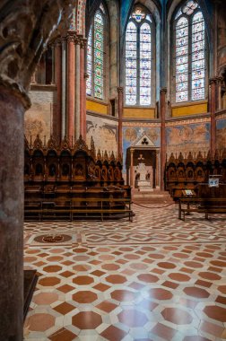 Assisi, İtalya - 23 Haziran 2022: Antik İtalyan katedralinin içi