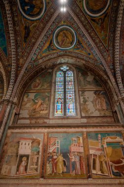 Assisi, İtalya - 23 Haziran 2022: Antik İtalyan katedralinin içi