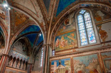 Assisi, İtalya - 23 Haziran 2022: Antik İtalyan katedralinin içi