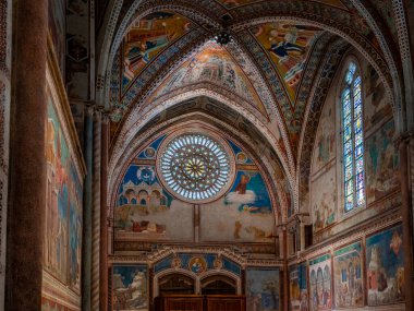 Assisi, İtalya - 23 Haziran 2022: Antik İtalyan katedralinin içi