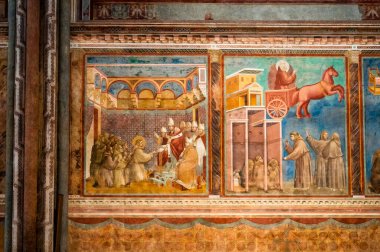 Assisi, İtalya - 23 Haziran 2022: Antik İtalyan katedralinin içi