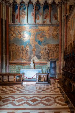 Assisi, İtalya - 23 Haziran 2022: Antik İtalyan katedralinin içi