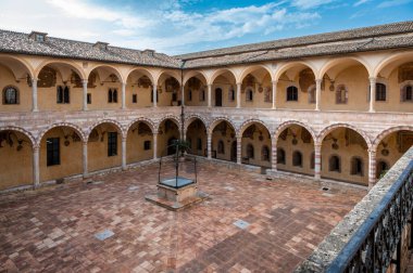 Assisi, İtalya 'daki güzel şapel binasının manzarası.