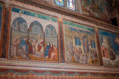 Assisi, İtalya - 23 Haziran 2022: Antik İtalyan katedralinin içi