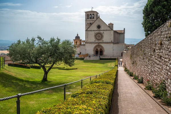 意大利阿西西美丽的教堂建筑景观 — 图库照片