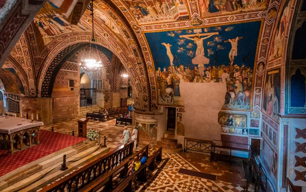 意大利阿西西的旧教堂内部 — 图库照片