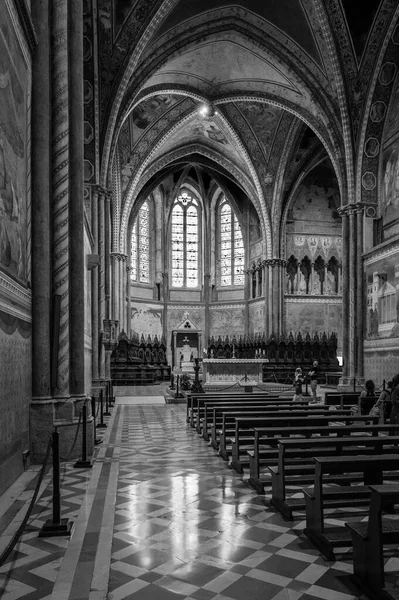 意大利阿西西 2022年6月23日 意大利古代大教堂内部 — 图库照片