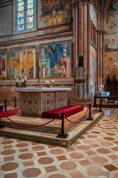 意大利阿西西 2022年6月23日 意大利古代大教堂内部 — 图库照片