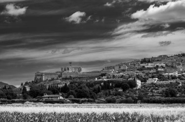 Assisi, İtalya 'da saman tarlası olan kırsal alan