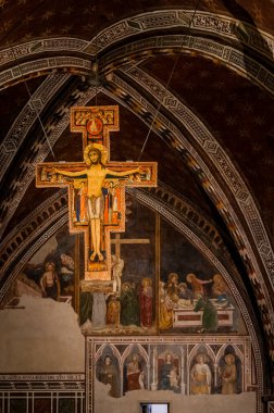 Assisi, İtalya - 23 Haziran 2022: Antik İtalyan katedralinin içi