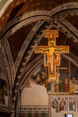 Assisi, İtalya - 23 Haziran 2022: Antik İtalyan katedralinin içi