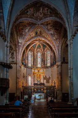 Assisi, İtalya - 23 Haziran 2022: Antik İtalyan katedralinin içi