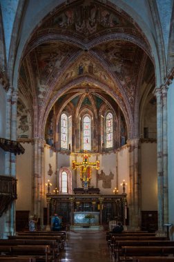 Assisi, İtalya - 23 Haziran 2022: Antik İtalyan katedralinin içi