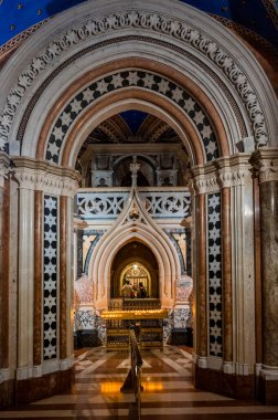 Assisi, İtalya - 23 Haziran 2022: Antik İtalyan katedralinin içi