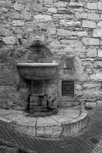 アッシジ イタリアの噴水と古代の石の壁 — ストック写真