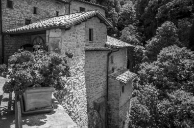 İtalya, Umbria - 24 Haziran 2022: Santa Maria delle Carceri-inziva yerinin mimari detayları. Siyah beyaz fotoğraf. 